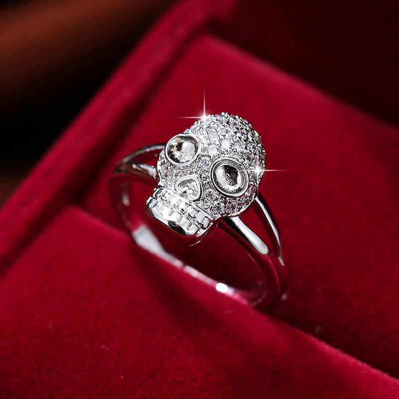 Anillo de discount calavera con diamantes